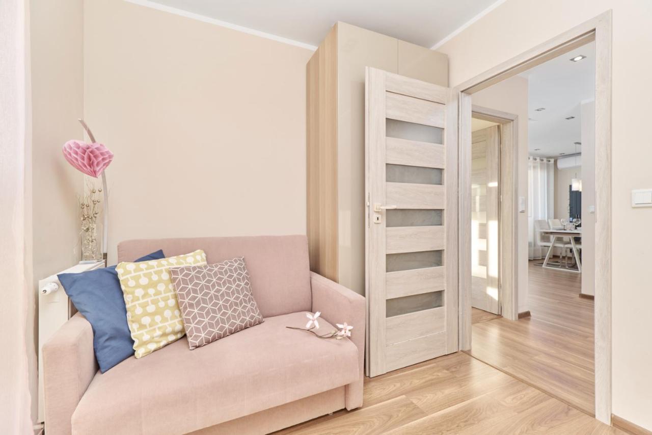 Apartment Wroclaw Krakowska With Balcony And Free Garage By Noclegi Renters ภายนอก รูปภาพ
